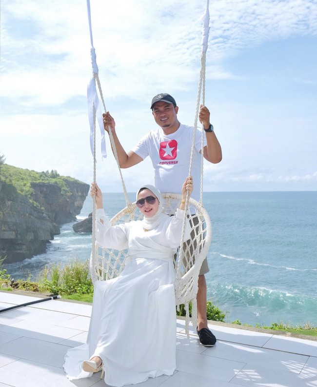 Luluk Nuril, istri dari Bripka Nuril menjabat sebagai Kanit Binmas Polsek Tiris, Probolinggo saat ini jadi viral setelah membentak siswa magang di supermarket KDS. Kini gaya glamour Luluk jadi sorotan. Foto: dok. Instagram @luluknurilreal