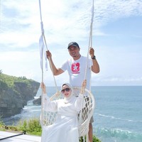 Luluk Nuril, istri dari Bripka Nuril menjabat sebagai Kanit Binmas Polsek Tiris, Probolinggo saat ini jadi viral setelah membentak siswa magang di supermarket KDS. Kini gaya glamour Luluk jadi sorotan. Foto: dok. Instagram @luluknurilreal