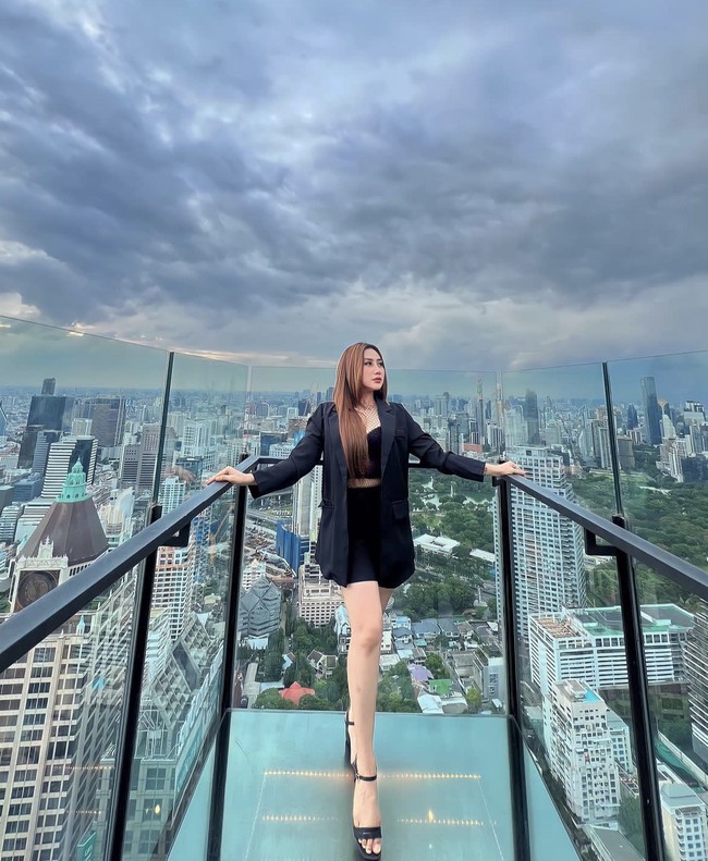 Luluk seorang selebgram yang memiliki ribuan followers di TikTok dan Instagram. Pada kontennya, Luluk memamerkan gaya glamour dan kehidupan hedonnya. Foto: dok. Instagram @luluknurilreal