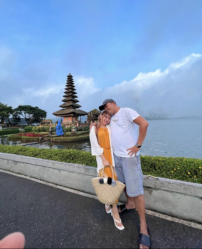 Sementara itu, ini penampilan mesranya dengan sang suami yang berlibur di Bali. Kini jabatan sang suami dicopot setelah ulah Luluk yang membentak siswi magang tersebut. Foto: dok. Instagram @luluknurilreal