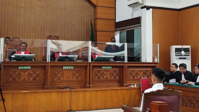 Mario Dandy (kemeja putih)-(Wilda/detikcom)