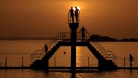 Orang-orang berdiri di dermaga Pantai Bon Secours, Saint-Malo, Prancis, Selasa (5/9/2023).