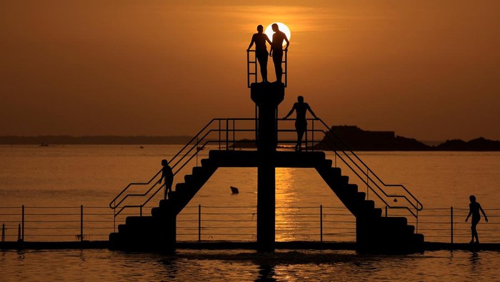 People wait to dive at the 