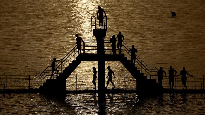 People wait to dive at the 