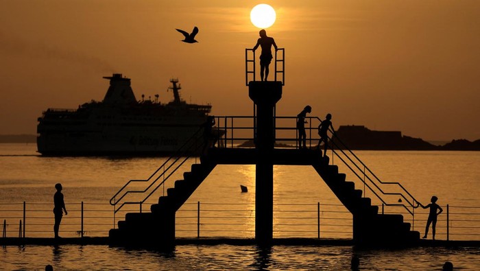 People wait to dive at the 