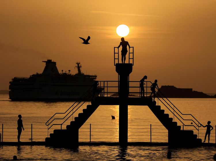 Melihat Keindahan Matahari Terbenam di Pantai Prancis