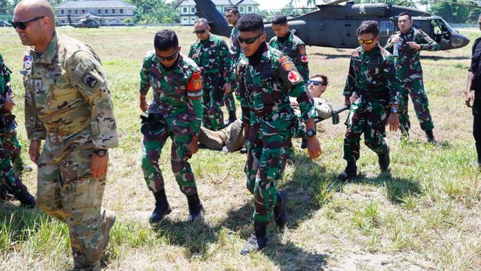 Melihat Prajurit TNI-AS Latihan Medical Exercise Prajurit TNI dan AS menggelar latihan Medical Exercise. Latihan ini bagian dari latihan bersama Super Garuda Shield (SGS) 2023.