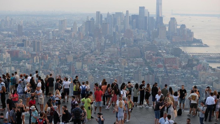 People look over Manhattan at the Edge in New York City, New York, U.S., September 5, 2023. REUTERS/Andrew Kelly     TPX IMAGES OF THE DAY