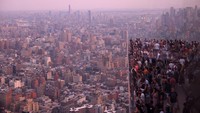 Orang-orang melihat panorama kota dari rooftop the Edge Hudson Yards, New York, Amerika Serikat, Selasa (5/9/2023).