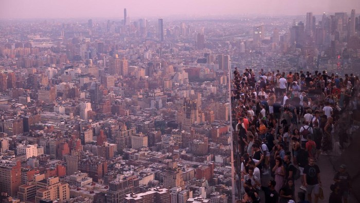 Memandang Panorama Kota New York dari Rooftop Gedung Lantai 100 People look over Manhattan at the Edge in New York City, New York, U.S., September 5, 2023. REUTERS/Andrew Kelly TPX IMAGES OF THE DAY