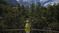 Tempat wisata terpenting di cagar alam Yading adalah tiga gunung yang tertutup salju termasuk Gunung Jambeyang setinggi 5.958 meter, Gunung Chanadorje setinggi 5.958 meter, dan Gunung Shenrezig setinggi 6.032 meter.   