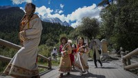 Cagar alam Yading luasnya 56.000 hektar, berada di dataran tinggi, dengan ketinggian antara 2.900 hingga 6.032 meter.   