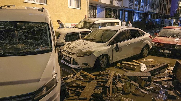 Mobil-mobil Jadi Korban Dahsyatnya Banjir Turki Vehicles are scattered during floods after heavy rains in Istanbul, Turkey, early Wednesday, Sept. 6, 2023. Fierce rainstorms battered neighboring Greece, Turkey and Bulgaria on Tuesday, triggering flooding that caused at least seven deaths, including two holidaymakers swept away by a torrent that raged through a campsite in northwestern Turkey. (Sercan Ozkurnazli/Dia Images via AP)
