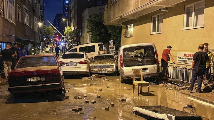 Mobil-mobil Jadi Korban Dahsyatnya Banjir Turki Vehicles are scattered during floods after heavy rains in Istanbul, Turkey, early Wednesday, Sept. 6, 2023. Fierce rainstorms battered neighboring Greece, Turkey and Bulgaria on Tuesday, triggering flooding that caused at least seven deaths, including two holidaymakers swept away by a torrent that raged through a campsite in northwestern Turkey. (Sercan Ozkurnazli/Dia Images via AP)