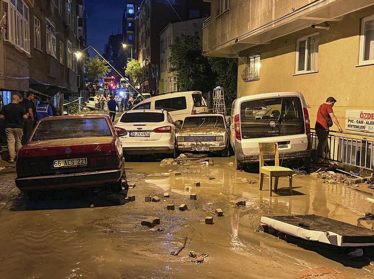 Mobil-mobil Jadi Korban Dahsyatnya Banjir Turki
