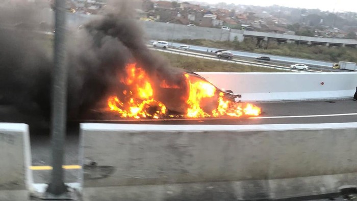 Mobil sedan terbakar di exit tol Cileunyi