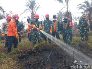 Momen Kasad Dudung Ambil Alih Pompa Air-Semprot Bekas Kebakaran di Jambi