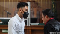 Shane sempat berbincang dengan Tim kuasa hukumnya sebelum hakim memasuki ruang sidang. 