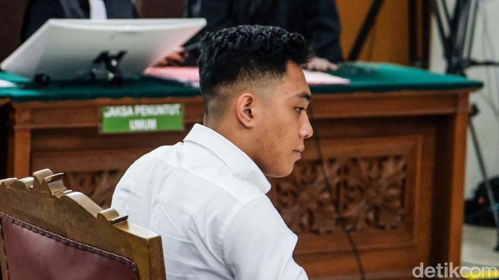Mario Dandy menjalani sidang kasus penganiayaan kepada David Ozora (17). Dandy memasuki ruang sidang usai vonis terhadap Shane Lukas diketok.