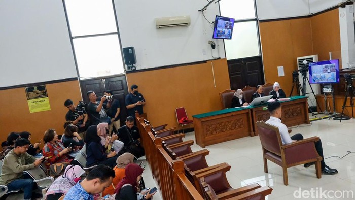Mario Dandy menjalani sidang kasus penganiayaan kepada David Ozora (17). Dandy memasuki ruang sidang usai vonis terhadap Shane Lukas diketok.