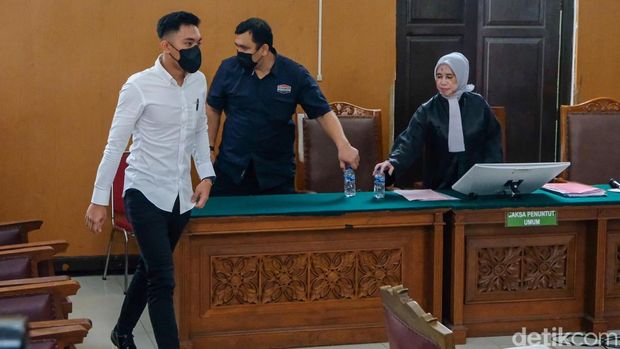 Mario Dandy menjalani sidang kasus penganiayaan kepada David Ozora (17). Dandy memasuki ruang sidang usai vonis terhadap Shane Lukas diketok.