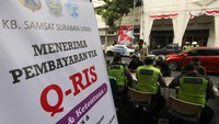 Polisi menilang sejumlah pengendara motor saat terjaring Operasi Zebra Semeru 2023 di kawasan Tunjungan, Surabaya, Jawa Timur, Kamis (7/9/2023). 