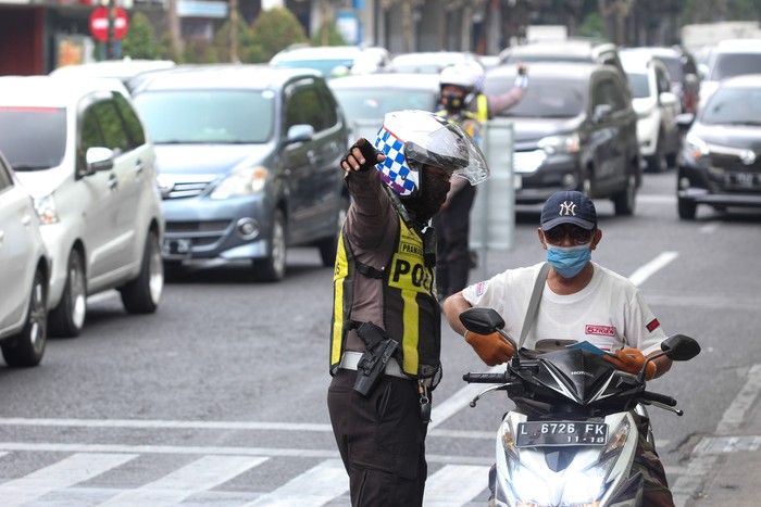 Polisi menilang sejumlah pengendara motor saat terjaring Operasi  Zebra Semeru 2023 di kawasan Tunjungan, Surabaya, Jawa Timur, Kamis (7/9/2023). Operasi Zebra 2023 dilakukan Polri di seluruh wilayah Indonesia sampai 17 September 2023 untuk menciptakan keamanan,  ketertiban dan kelancaran berlalu lintas dengan mengedepankan edukasi tertib berlalu lintas, penindakan pelanggaran lalu lintas serta pemberian tilang manual maupun elektronik. ANTARA FOTO/Didik Suhartono/rwa.