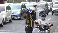 Polisi menghentikan pengendara motor yang tidak mengenakan helm saat Operasi Zebra Semeru 2023 di kawasan Tunjungan, Surabaya, Jawa Timur, Kamis (7/9/2023). 