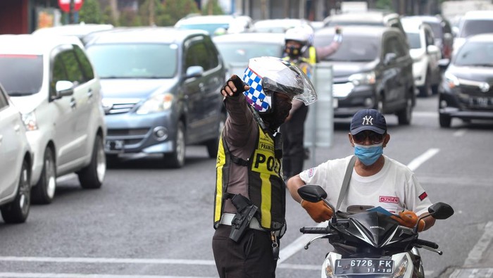 Momen Pengendara Terjaring Operasi Zebra Semeru 2023 Polisi menilang sejumlah pengendara motor saat terjaring Operasi Zebra Semeru 2023 di kawasan Tunjungan, Surabaya, Jawa Timur, Kamis (7/9/2023). Operasi Zebra 2023 dilakukan Polri di seluruh wilayah Indonesia sampai 17 September 2023 untuk menciptakan keamanan, ketertiban dan kelancaran berlalu lintas dengan mengedepankan edukasi tertib berlalu lintas, penindakan pelanggaran lalu lintas serta pemberian tilang manual maupun elektronik. ANTARA FOTO/Didik Suhartono/rwa.