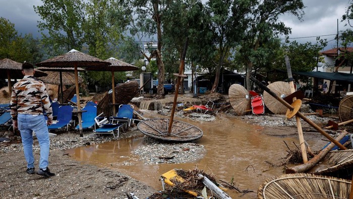German tourists walk by destroyed beach bars in Kala Nera seaside resort after torrential rains destroyed the infrastructure and caused flooding in the area, in Pelion, central Greece September 6, 2023.  REUTERS/Louisa Gouliamaki