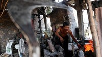 Keterampilan pandai besi saat ini keberadaannya banyak yang gulung tikar karena tidak adanya penerus dalam mengembangkan usaha. Dari sebanyak 25 orang, hanya tersisa 10-15 orang pandai besi dan keberadaannya kalah dari mesin pertanian modern.