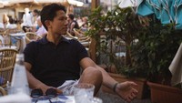Terakhir, ada momennya saat mampir ke sebuah restoran. Pose candidnya ini sukses membuat netizen salah fokus. Foto: Instagram @tmski