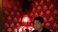 Ia juga menemani sang ayah dalam acara KTT ASEAN yang berlangsung di Jakarta. Sosok Pangeran Mateen ini sukses membuat netizen Indonesia terpanah. Foto: Instagram @tmski