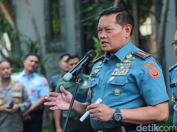 Panglima TNI Laksamana Yudo Margono bersama Kapolri Jendral Polisi Listyo Sigit memberikan keterangan kepada awak media terkait perkembangan pengamanan KTT ASEAN ke-43, Jakarta, Kamis (7/9/2023). Dalam kesempatan ini Kapolri dan Panglima memberikan update terkait perkembangan pengamanan selama KTT ASEAN ke-43 berlangsung.