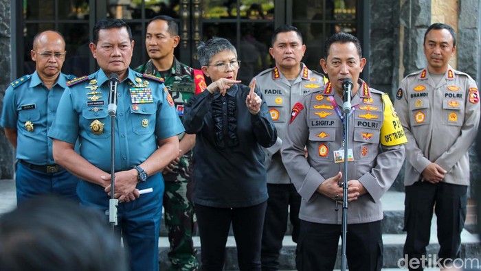 Panglima-Kapolri Jelaskan Perkembangan Pengamanan KTT ASEAN Panglima TNI Laksamana Yudo Margono bersama Kapolri Jendral Polisi Listyo Sigit memberikan keterangan kepada awak media terkait perkembangan pengamanan KTT ASEAN ke-43, Jakarta, Kamis (7/9/2023). Dalam kesempatan ini Kapolri dan Panglima memberikan update terkait perkembangan pengamanan selama KTT ASEAN ke-43 berlangsung.