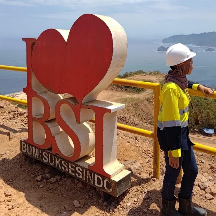 pekerja tambang saat di pulau merah banyuwangi