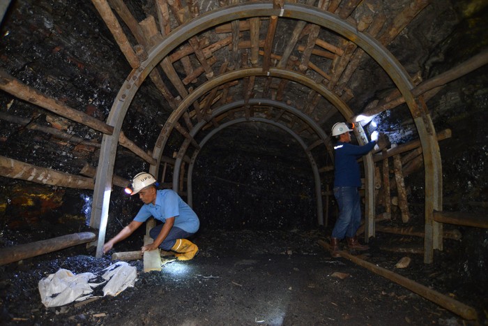Pekerja melakukan pengeboran untuk kebutuhan edukasi saat pemeliharaan lubang tambang batu bara Sawahluwung di Sawahlunto, Sumatera Barat, Kamis (7/9/2023). PT Bukit Asam (Tbk) Unit Pertambangan Ombilin (PTBA UPO) membuka lubang tambang batu bara yang sudah tidak berproduksi lagi itu menjadi lubang pendidikan untuk kebutuhan praktek dan penelian akademis. ANTARA FOTO/Iggoy el Fitra/tom.,
