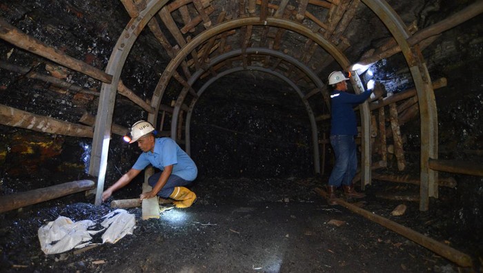 Pemanfaatan lubang tambang batu bara di Sawahlunto Pekerja melakukan pengeboran untuk kebutuhan edukasi saat pemeliharaan lubang tambang batu bara Sawahluwung di Sawahlunto, Sumatera Barat, Kamis (7/9/2023). PT Bukit Asam (Tbk) Unit Pertambangan Ombilin (PTBA UPO) membuka lubang tambang batu bara yang sudah tidak berproduksi lagi itu menjadi lubang pendidikan untuk kebutuhan praktek dan penelian akademis. ANTARA FOTO/Iggoy el Fitra/tom.,
