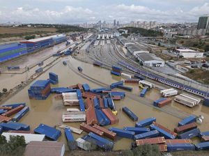 Penampakan Kontainer Berserakan Diterjang Banjir Dahsyat di Turki