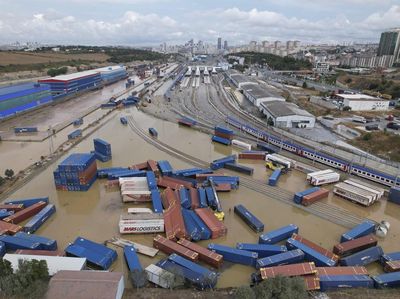 Penampakan Kontainer Berserakan Diterjang Banjir Dahsyat di Turki