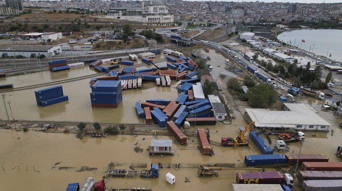 Penampakan Kontainer Berserakan Diterjang Banjir Dahsyat di Turki Containers are scattered next to a train station on the aftermath of floods caused by heavy rains in Istanbul, Turkey, Wednesday, Sept. 6, 2023. Fierce rainstorms battered neighboring Greece, Turkey and Bulgaria on Tuesday, triggering flooding that caused at least seven deaths, including two holidaymakers swept away by a torrent that raged through a campsite in northwestern Turkey. (Ugur Yildirim/dia images via AP)