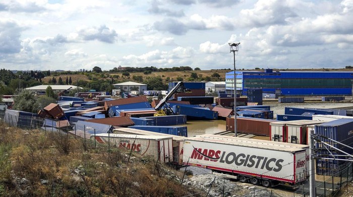 Penampakan Kontainer Berserakan Diterjang Banjir Dahsyat di Turki Containers are scattered next to a train station on the aftermath of floods caused by heavy rains in Istanbul, Turkey, Wednesday, Sept. 6, 2023. Fierce rainstorms battered neighboring Greece, Turkey and Bulgaria on Tuesday, triggering flooding that caused at least seven deaths. (AP Photo/Khalil Hamra)