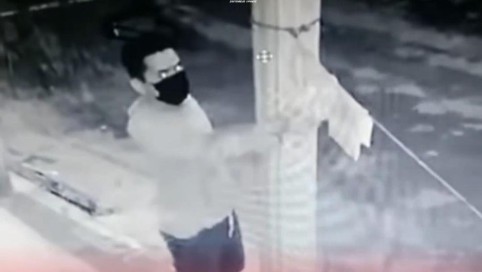 Pencuri celana dalam wanita yang terekam CCTV dan viral.