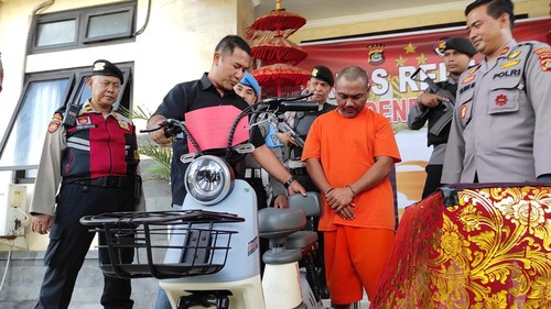 Ahmad Duratun Nasihin, pencuri sepeda listrik, saat konferensi pers di Polsek Denpasar Barat, Kamis (7/9/2023).