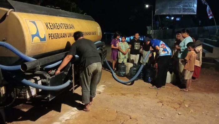 Pendistribusian air bersih di Sumedang.