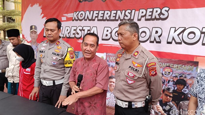 Pengendara mobil bernama Agus (55). (Rizky/detikcom)