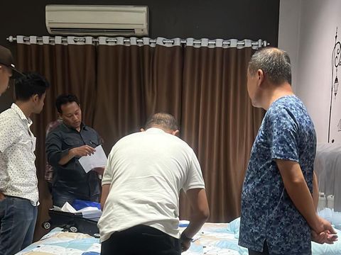 Penyidik Dittipidum Bareskrim Polri menangkap Go Dukjae (kaus biru), warga Korsel, yang jalankan bisnis judi online khusus warga Korsel di Cikarang, Bekasi, Jawa Barat (Jabar).