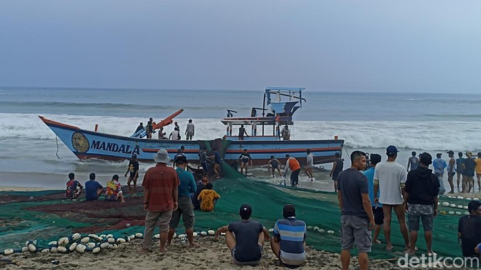 Perahu nelayan Prigi yang terdampar di Pantai Gayasan Blitar.