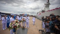 Kepala Staf Angkatan Laut (KSAL) Laksamana TNI Muhammad Ali (ketiga kiri) meresmikan pengoperasian KRI Tuna-876 di Galangan PT Karimun Anugrah Sejati, Batam, Kepulauan Riau, Kamis (57/9/2023). 