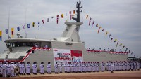 Sejumlah prajurit TNI AL mengikuti upacara peresmian pengoperasian KRI Tuna-876 di Galangan PT Karimun Anugrah Sejati, Batam, Kepulauan Riau, Kamis (57/9/2023). 